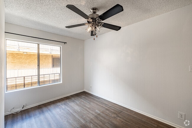 1BR, 1BA - 1,025SF - Dining Room - Sherman West Apartment Homes