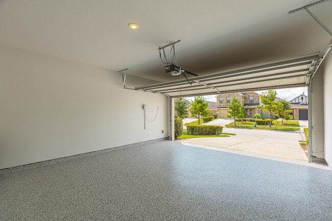 Photo - 10627 Whitejacket