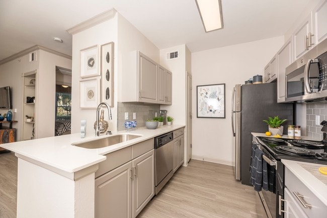 Building Photo - Woodbridge Villas