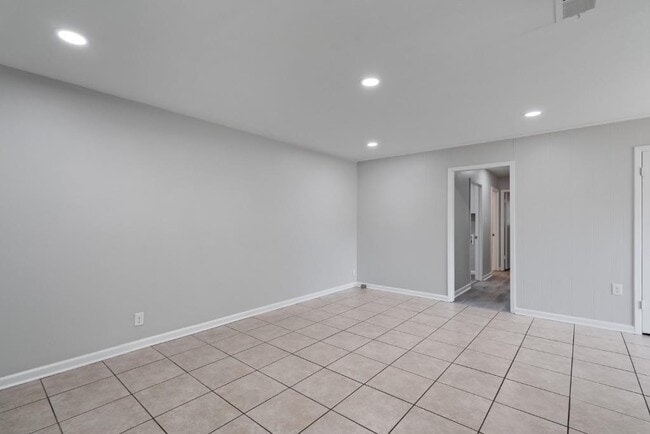 1407 Avebury Cir