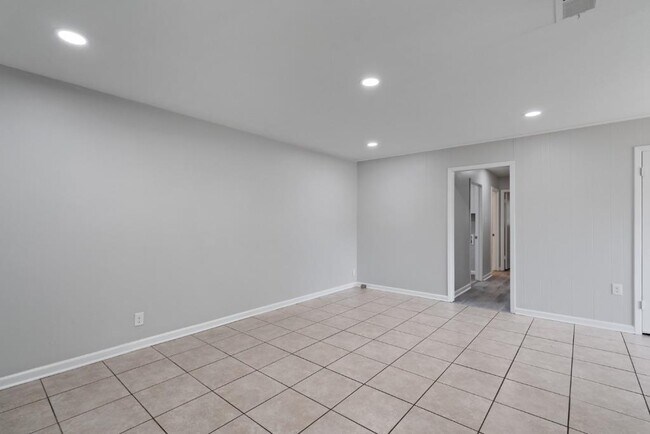 Photo - 1407 Avebury Cir