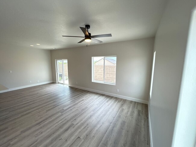 Building Photo - Beautiful Townhome!