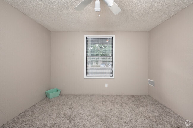 1BR, 1BA - 576SF - Primary Bedroom