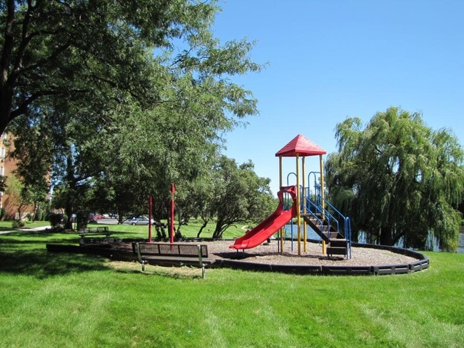 Photo - Colonial Village Apartments