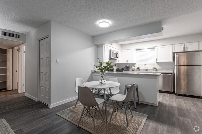 2HAB, 2BA: 1,080 ft² - Station 19