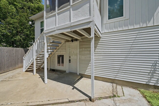 Building Photo - 310 S Barrett Ave Unit 101
