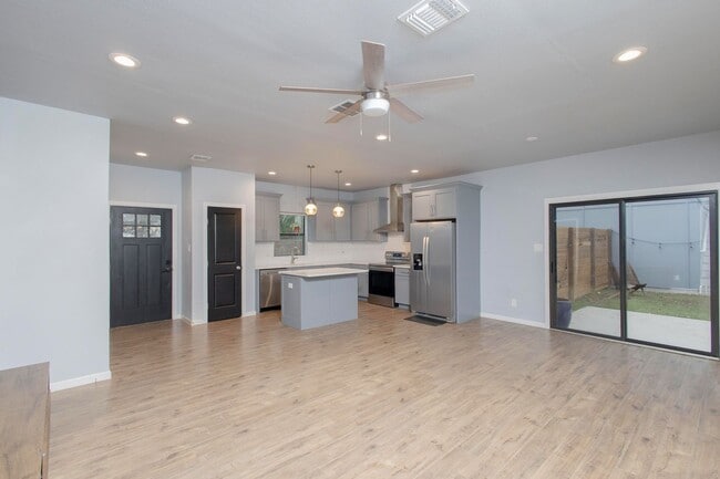 Building Photo - Minutes to the Heart of Downtown! Rental