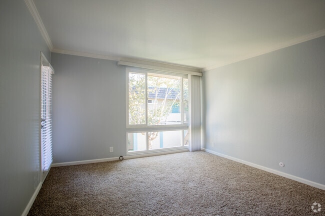 2BR, 1BA - 1000SF