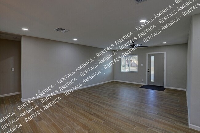 Photo - 4733 E 18th St