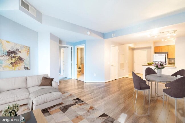 Photo - 1021 N Garfield St Unidad 229