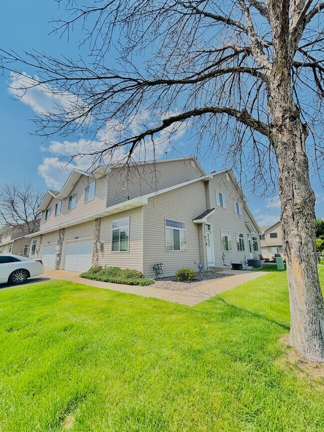 Photo - Spacious 3bed Townhome in Coon Rapids.  FINISHED BASEMENT