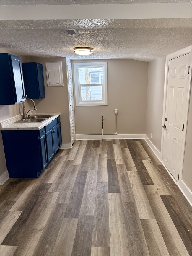Building Photo - 207 W Broadway St Rental