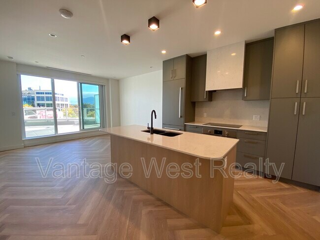 Building Photo - 3340-3340 Lakeshore Rd