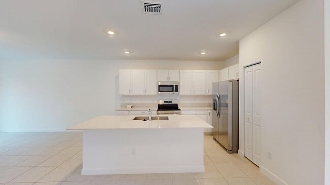 Photo - 4643 Hollister Ave