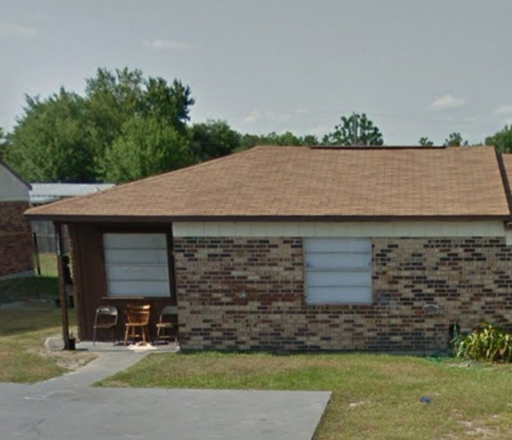 Three Bedroom two bath - DUPLEX - Three Bedroom two bath - DUPLEX