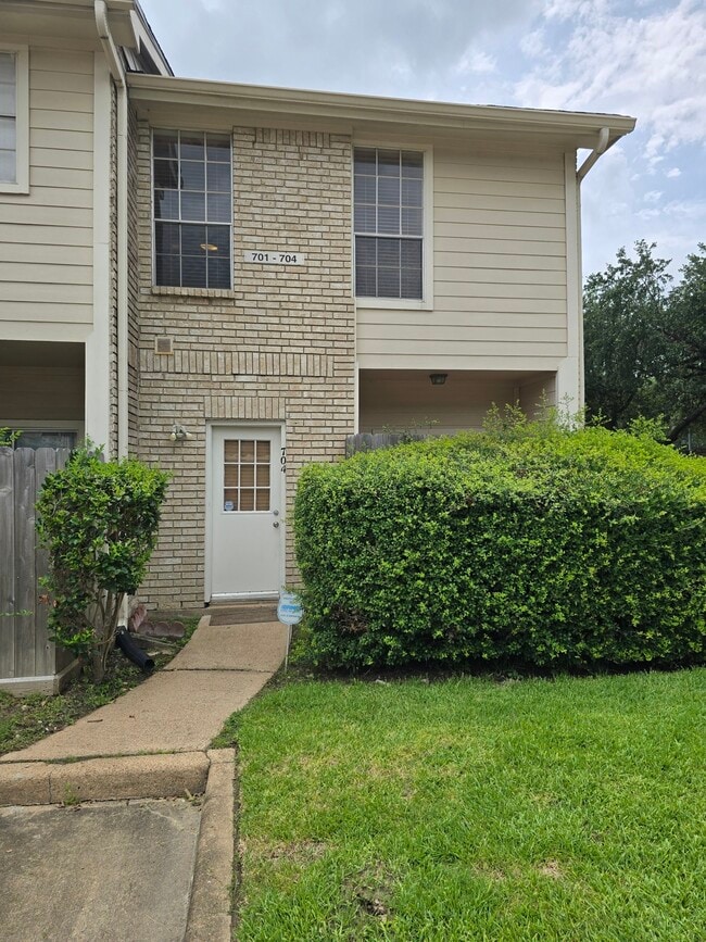 Building Photo - 7575 Cambridge St Unit 704