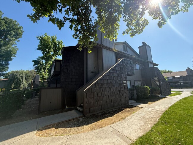 Building Photo - 1190 S Winery Ave
