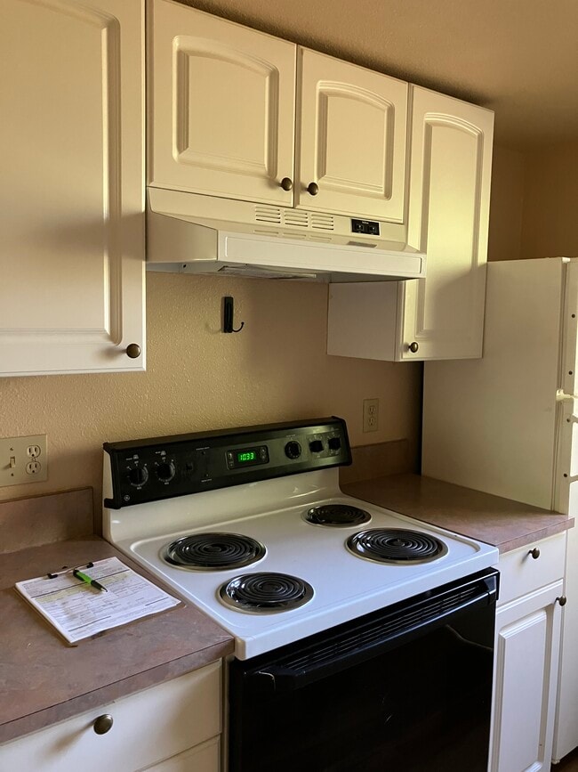 Kitchen - 26027 Woodland Way S Unit B