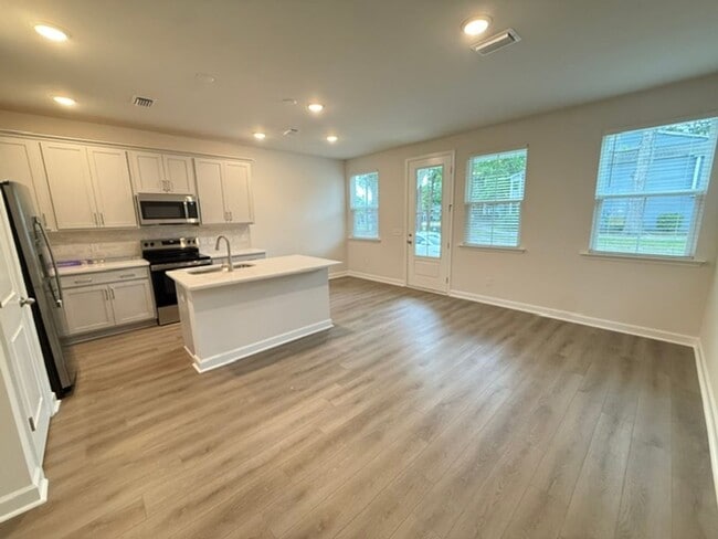 Photo - 3 Bedroom 2.5 Bathroom Townhouse in Windward Village - Summerville