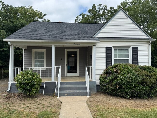 Building Photo - Newly updated 3 bedroom 1 bath with hardwo... Rental