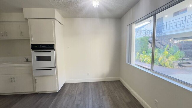 325 N Glendora Ave