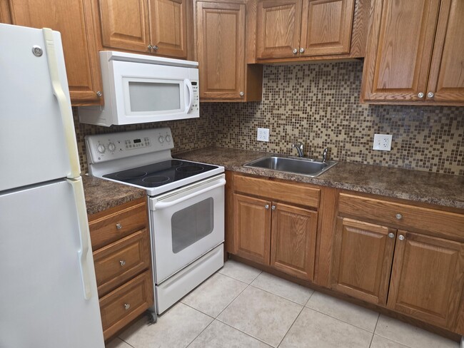 Building Photo - 54 Newport Ct Unit c