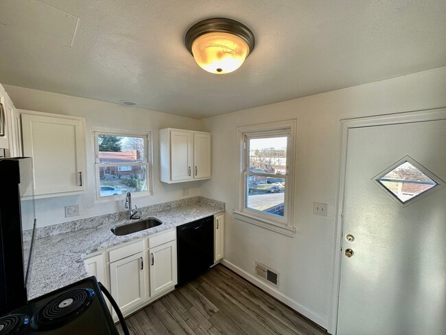 Photo - 2757 Meadowview Dr NW