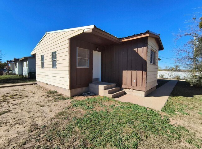 Building Photo - CHARMING and AFFORDABLE 3 bedroom home AVAILABLE NOW!