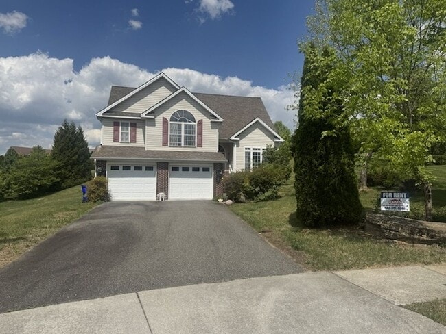 Building Photo - Blacksburg, 3 BR / 2.5 BA Available August 14