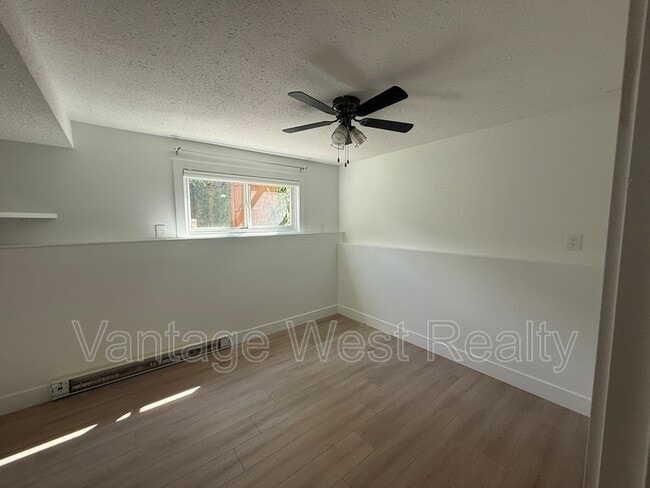 Building Photo - 907 Sutherland Ave