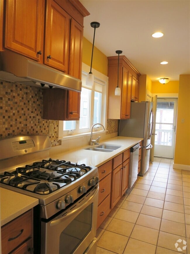 Building Photo - 1098 Fellsway Unit 2 Rental