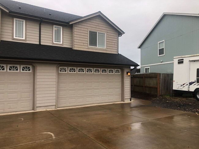 Photo - Newer 3 bedrooms 2.5 bathroom townhouse!