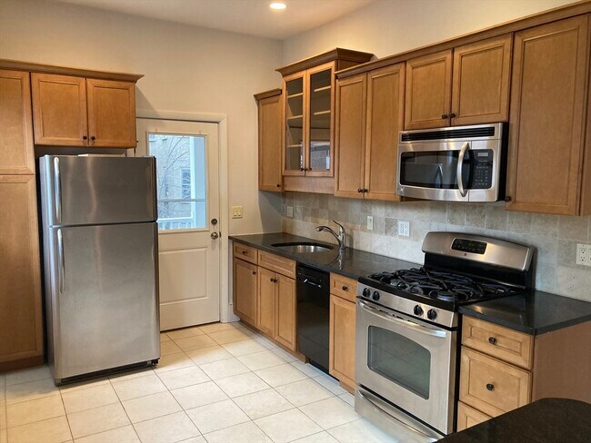 Building Photo - 15 Trowbridge St Unit 8