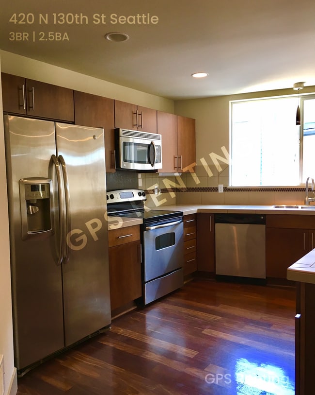 Photo - 420 N 130th St