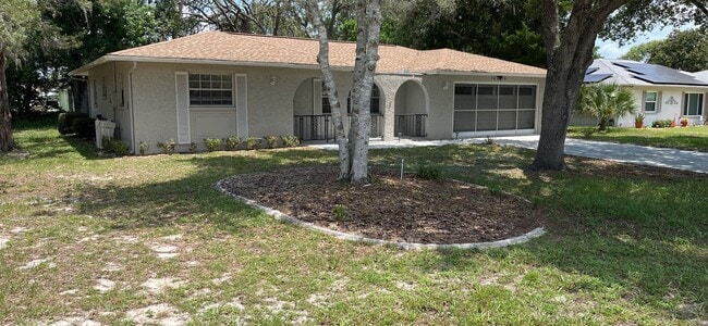 Photo - Beautuful 2 bedroom, 2 bath, 2 car garage rental home in Weeki Wachee!