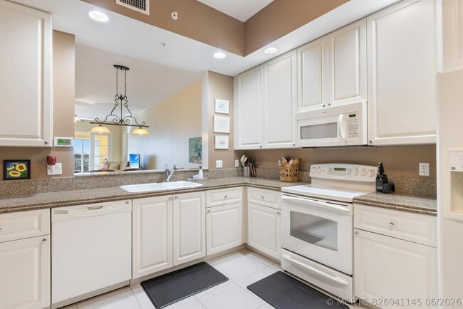Photo - 33 Harbour Isle Dr W Unit 201