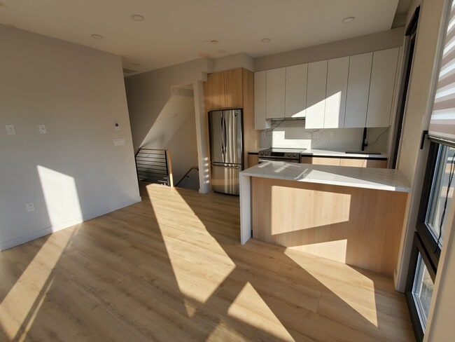 Photo - 157 W 9th St