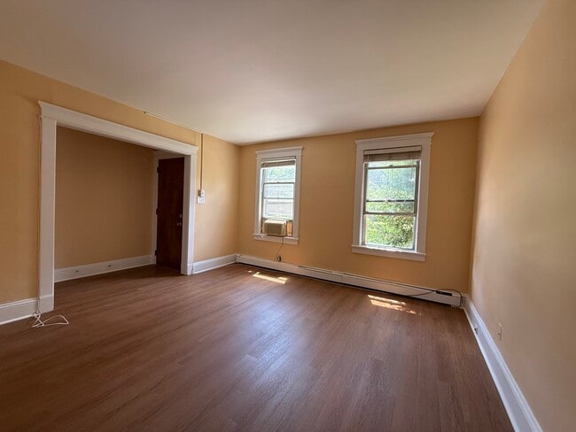 Building Photo - 311 Magnolia St Unit 1F