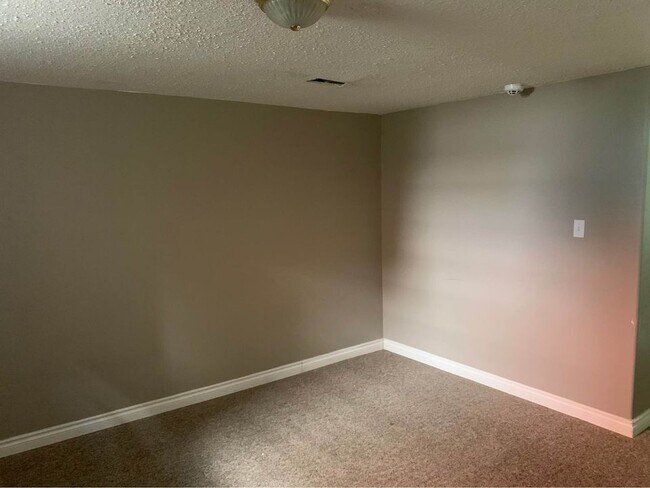 Photo - 215 Trader Crescent