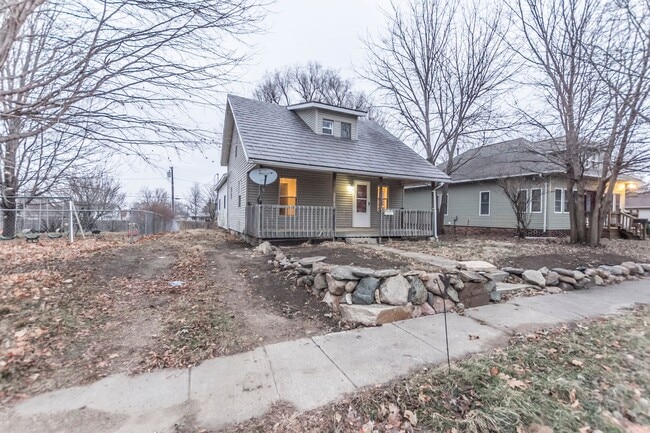 Building Photo - 2 Bedroom 1 Bath Home - Big 2 Stall Detached Garage