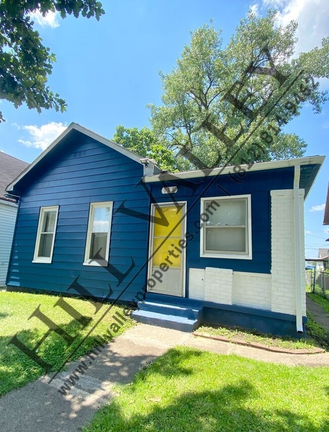 Building Photo - Three bedroom close to Downtown and ISU