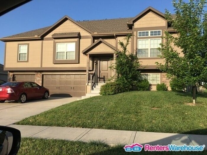 Amazing 4 bd, 3bth Home in Blue Springs - Amazing 4 bd, 3bth Home in Blue Springs