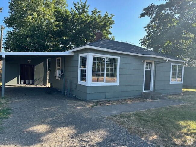 Building Photo - Clean 2 Bedroom Home With Air Conditioner ...