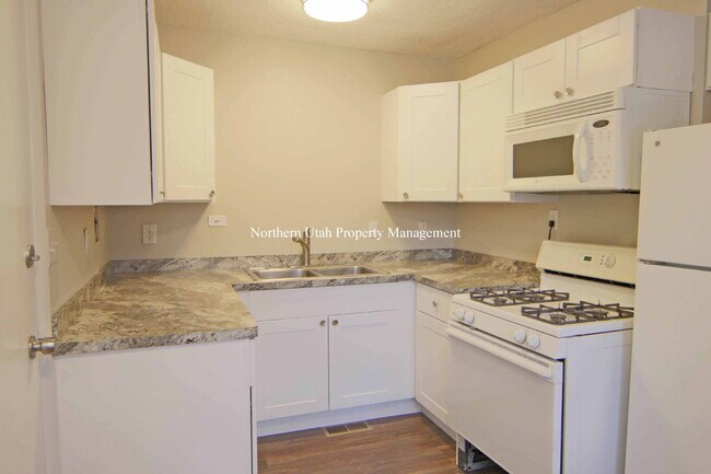 2 bed, 1 bath upper unit