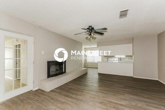 Photo - 4 Bedroom Pet-Friendly Home in Fort Worth, TX with Main Street Renewal