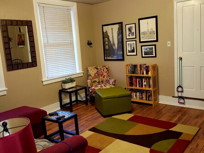 Living room - 131 E Washington St Unidad First Floor