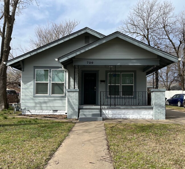 Building Photo - KW 3 bedroom 1 Full bath