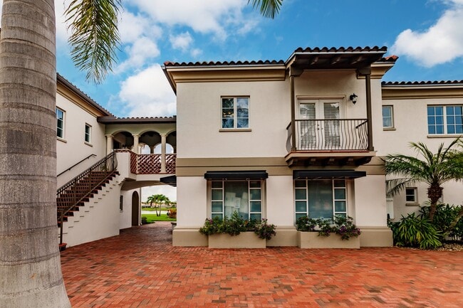 Unit is above community amenities - 3150 Village Walk Cir Apartamentos Unidad 200