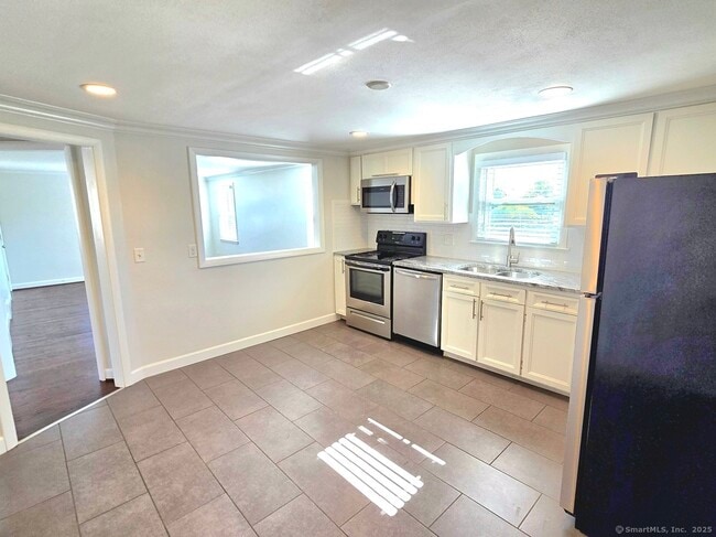 Photo - 387 Quaker Ln S