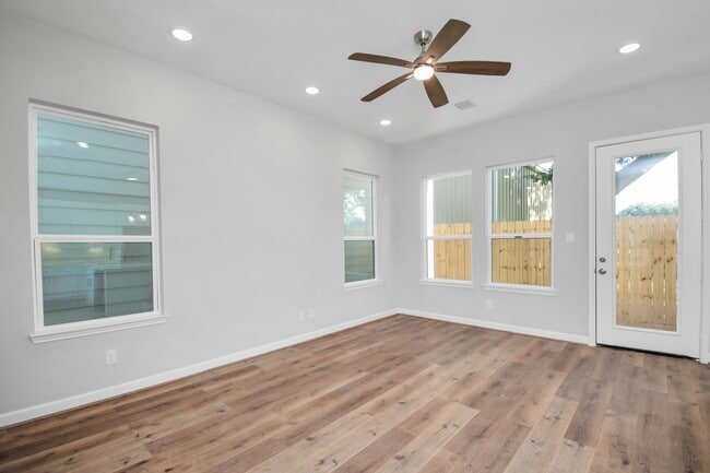 Photo - 2333 Hoskins Dr